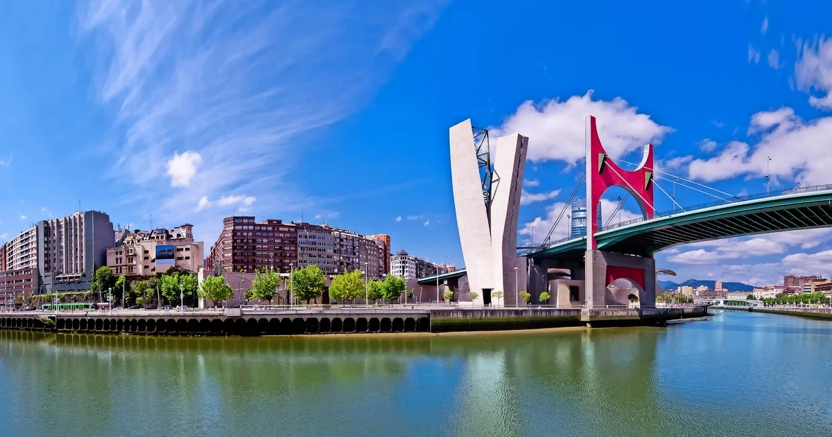 Ansicht der Böschung des Flusses Nervión O de Bilbao - © Mik Man - Fotolia