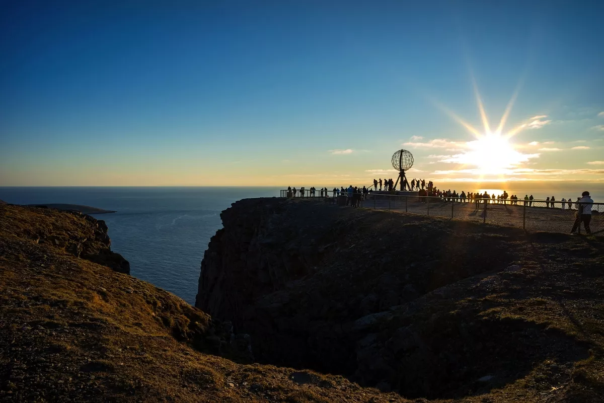 Touristen zur Mitternachtssonne am Nordkap - © RuZi - stock.adobe.com