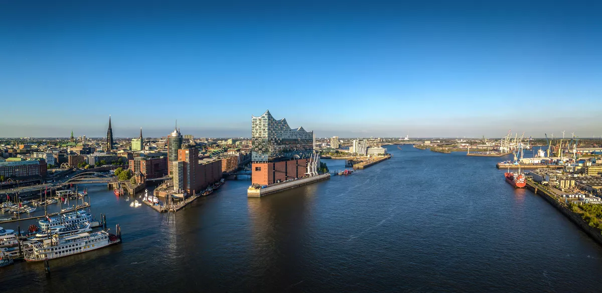 Elbphilharmonie-Panorama bei Sonnenuntergang - © Jonas Weinitschke - stock.adobe.com