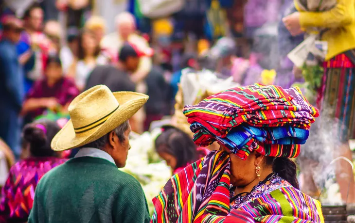 ©streetflash - stock.adobe.com - einheimischer Mayamarkt in Chichicastenango in Guatemala