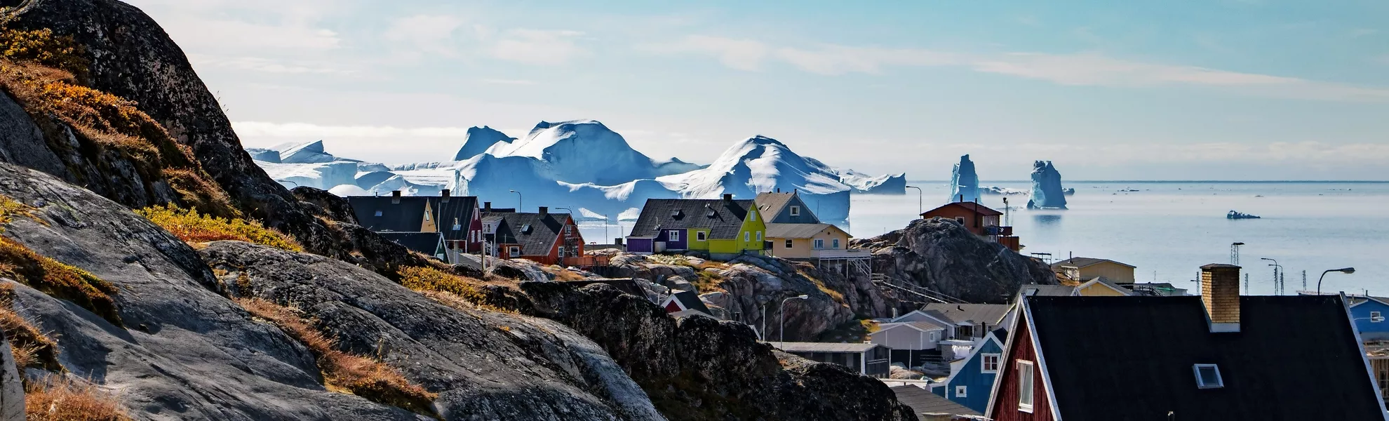 Die Schönheit der Kolonialhäuser und der Eisfjord in Ilulissat, Grönland - © Nicole - Fotolia