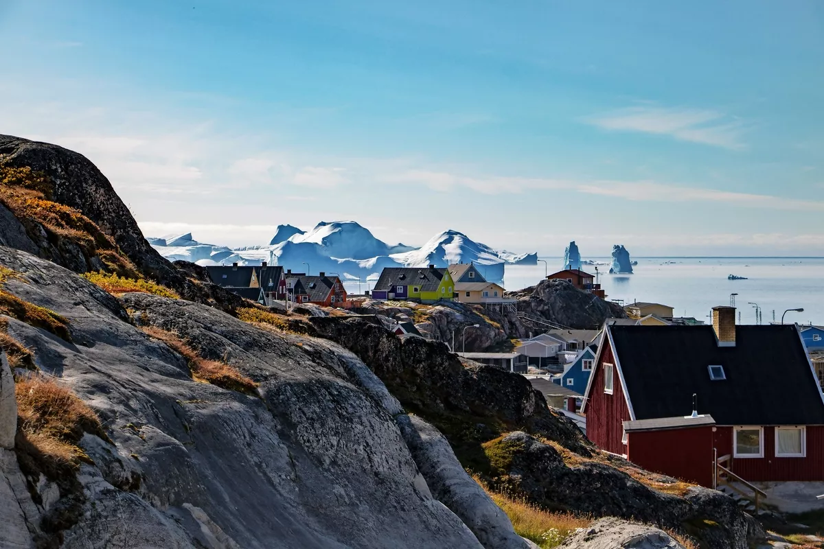 Die Schönheit der Kolonialhäuser und der Eisfjord in Ilulissat, Grönland - © Nicole - Fotolia