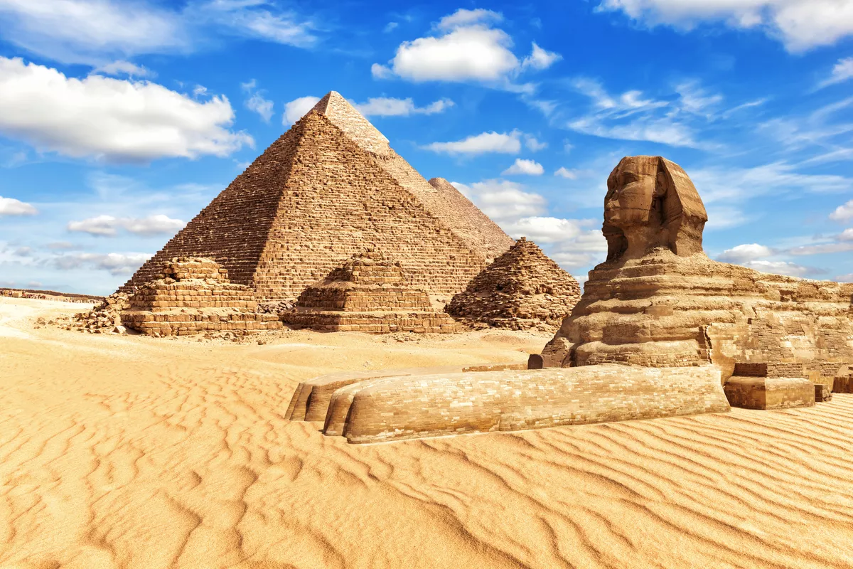 Blick auf die Große Sphinx und die Pyramiden von Gizeh, Ägypten - ©AlexAnton - stock.adobe.com