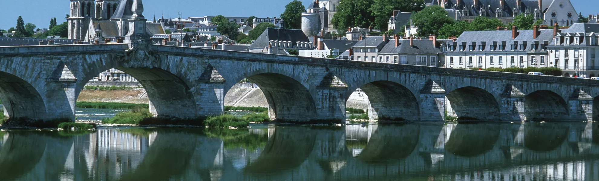 Blois mit Loirebrücke - © JM Soedher - stock.adobe.com