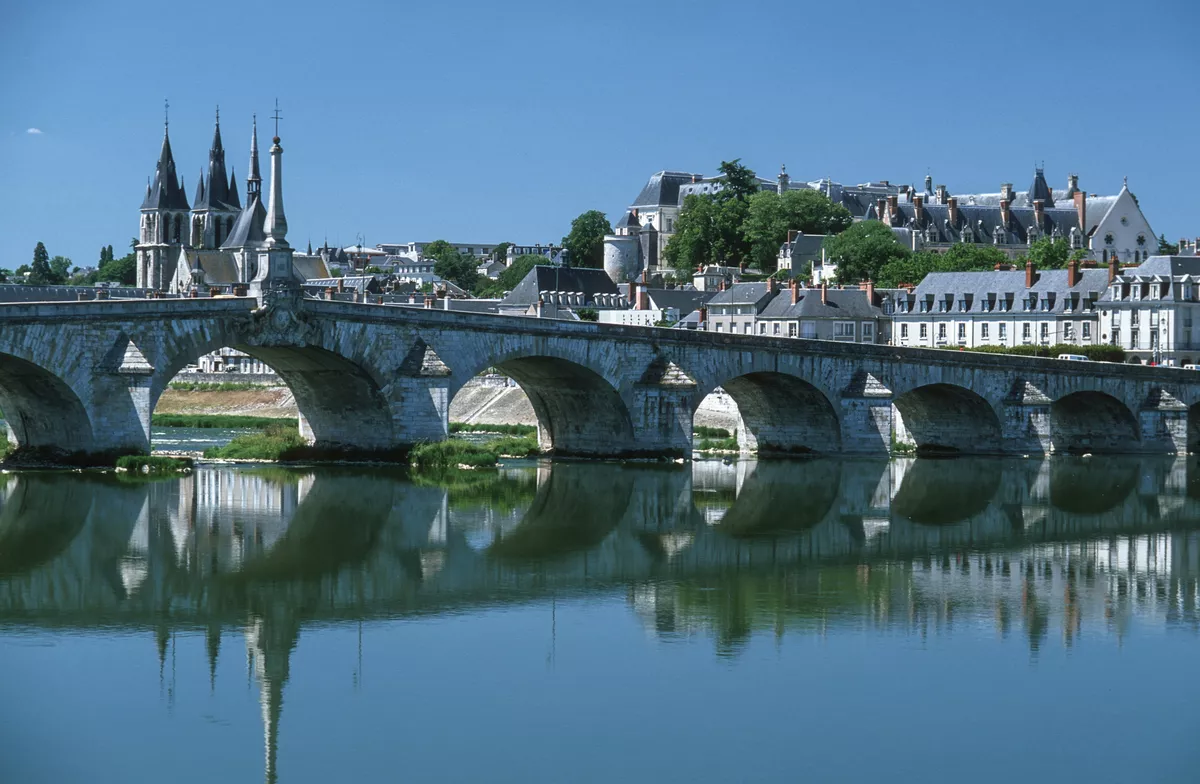 Blois mit Loirebrücke - © JM Soedher - stock.adobe.com