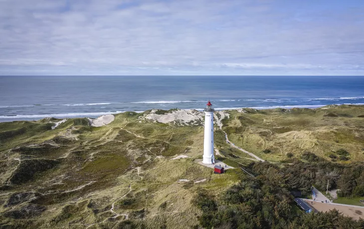 Leuchtturm Lynvig Fyr an der Nordseeküste - © Stock87 - stock.adobe.com