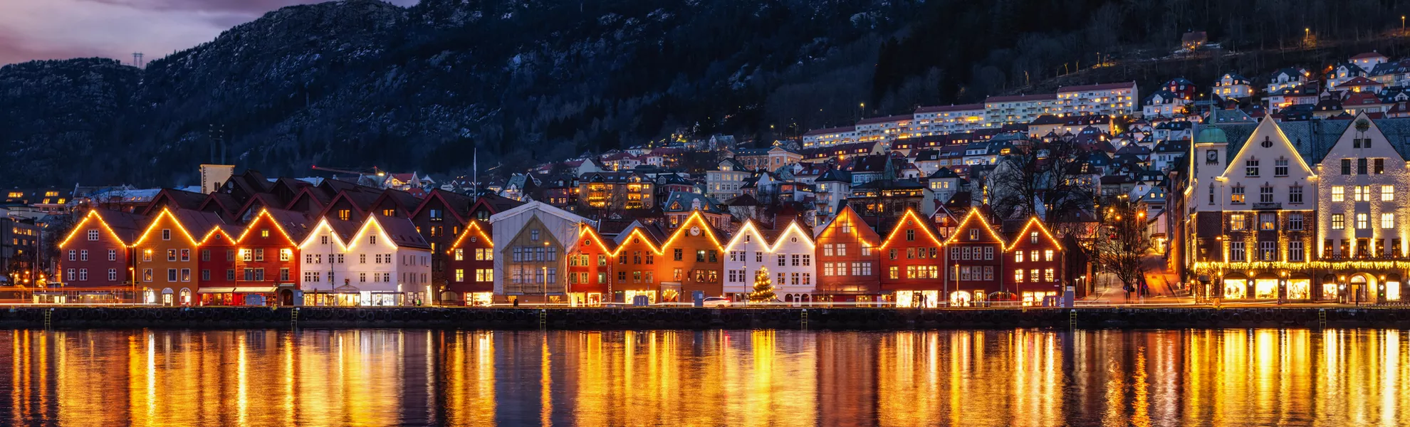 Blick in der Winterdämmerung auf das berühmte Viertel Bryggen in Bergen - © moofushi - stock.adobe.com