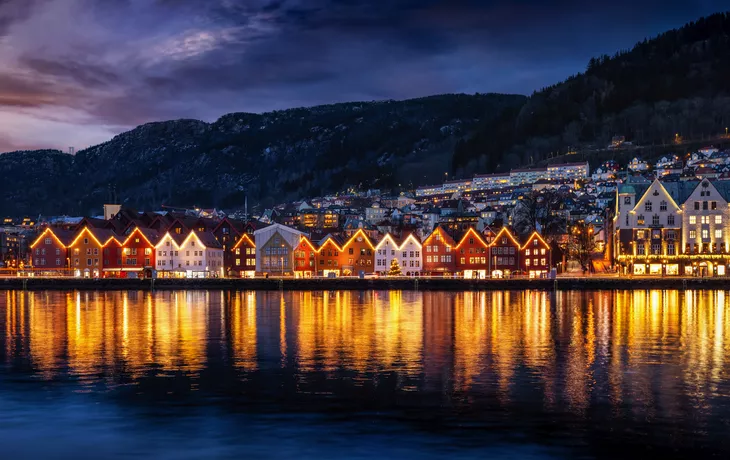 Blick in der Winterdämmerung auf das berühmte Viertel Bryggen in Bergen - © moofushi - stock.adobe.com