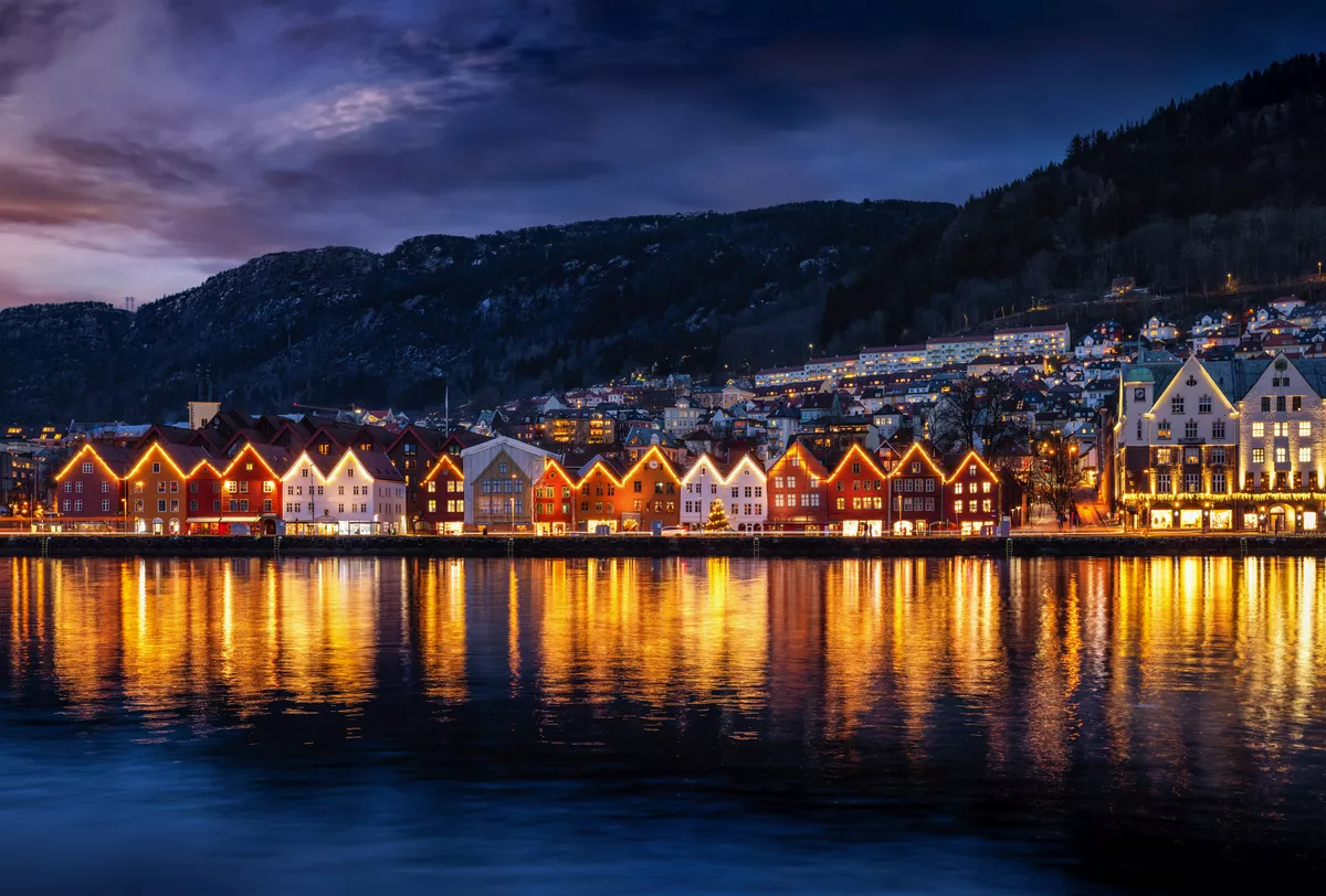 Blick in der Winterdämmerung auf das berühmte Viertel Bryggen in Bergen - © moofushi - stock.adobe.com