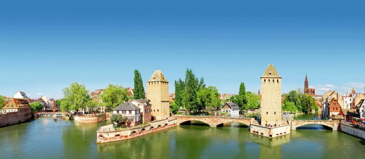 Stadtansicht mit Les Ponts Couverts in Straßburg - © g215 - Fotolia