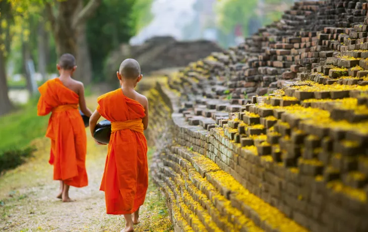 Buddhistischer Mönch zu Fuß zum Essen empfangen - © DN6 - Fotolia