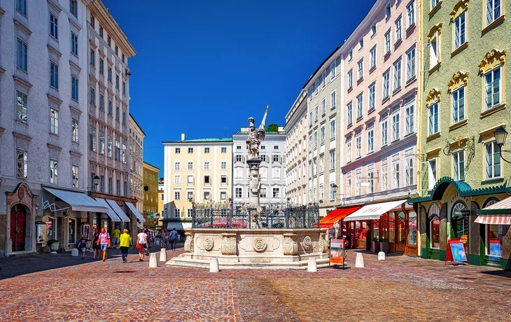 Alter Markt mit Florianibrunnen in der Altstadt von Salzburg - © mojolo - stock.adobe.com