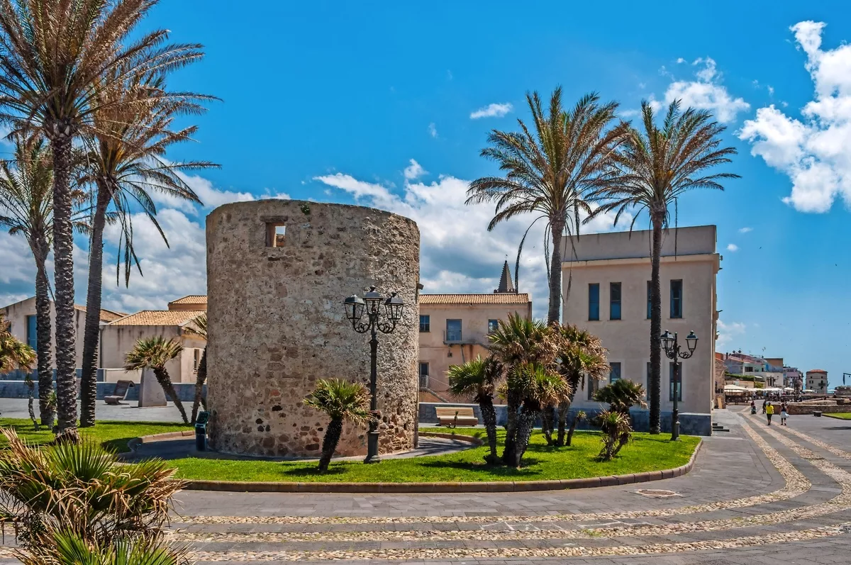 Stadtmauern von Alghero auf Sardinien, Italien - © replica73 - stock.adobe.com