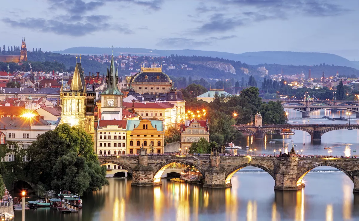 Blick auf Altstadt, Moldau und Karlsbrücke, Prag - © shutterstock_212586004