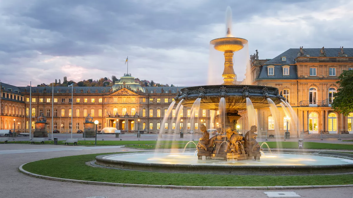 Stuttgarter Schlossplatz, Deutschland - © tichr - stock.adobe.com