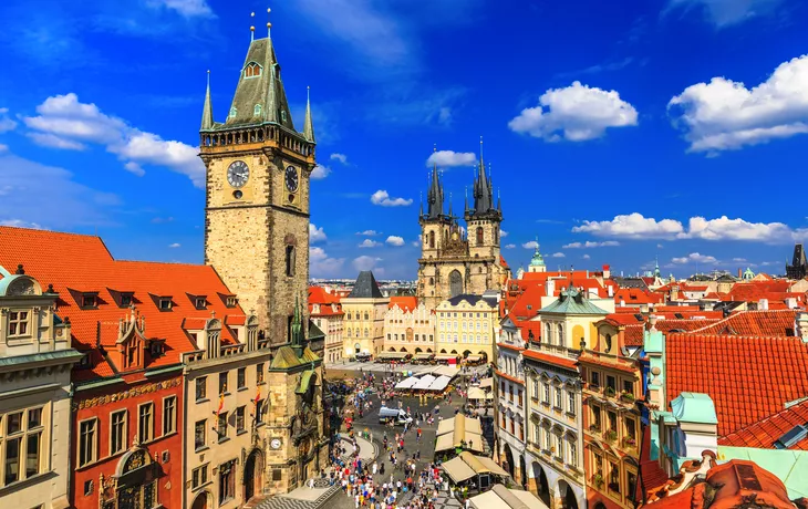 Teynkirche und Prager Rathausuhr am Altstädter Ring in Prag - © SCStock - stock.adobe.com