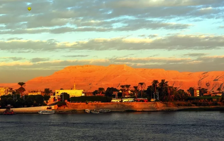 Blick vom Nil auf Luxor, Ägypten - ©dietwalther - stock.adobe.com