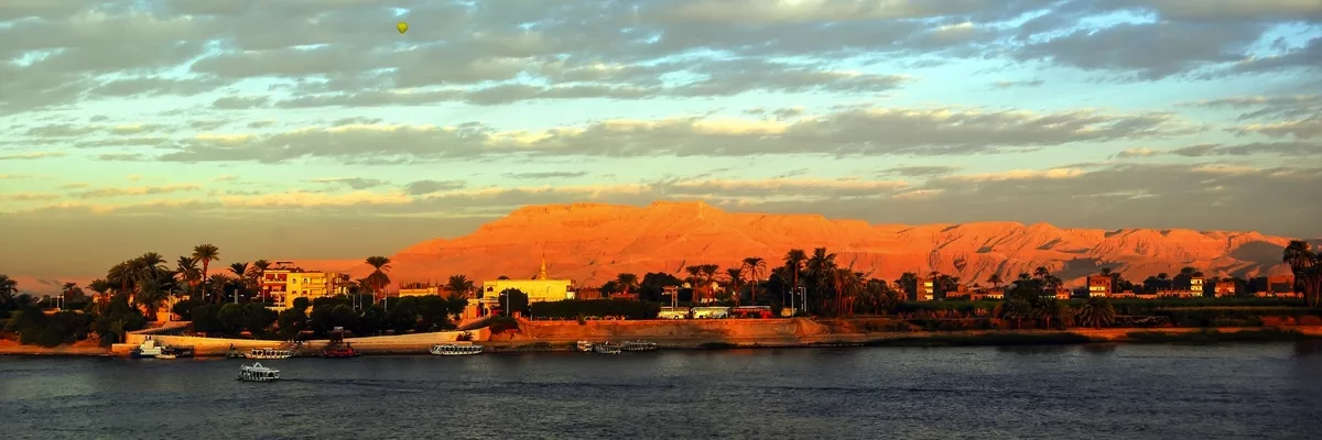 Blick vom Nil auf Luxor, Ägypten - ©dietwalther - stock.adobe.com