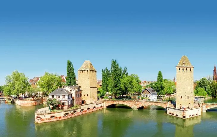 Stadtansicht mit Les Ponts Couverts in Straßburg - © g215 - Fotolia