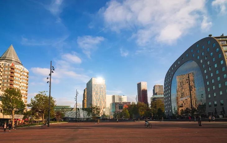 Panorama von Rotterdam mit Markthalle - © uslatar - stock.adobe.com