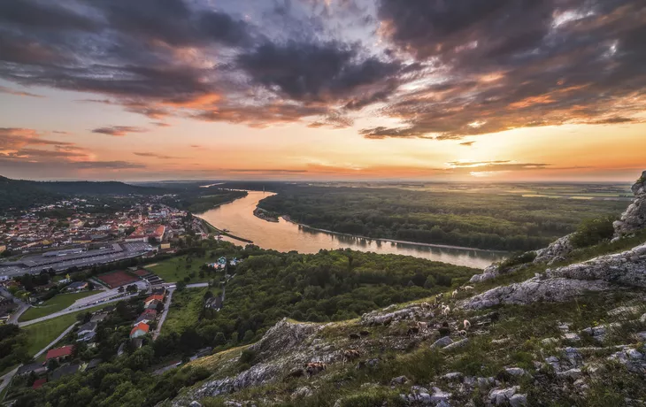 Abendstimmung über Hainburg und der Hainburger Au - © ©kaycco - stock.adobe.com