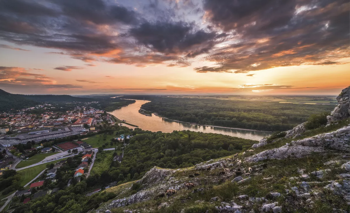 Abendstimmung über Hainburg und der Hainburger Au - © ©kaycco - stock.adobe.com