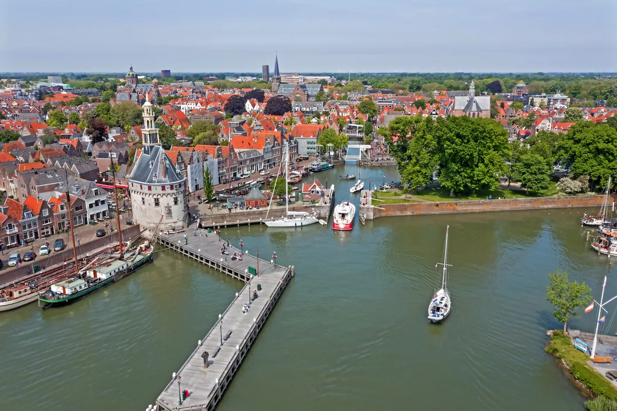 Luftaufnahme der historischen Stadt Hoorn in Nordholland - © Nataraj - stock.adobe.com