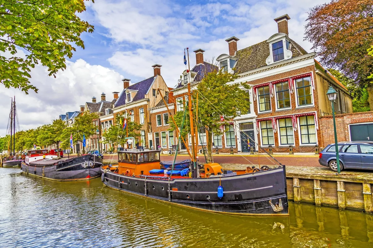 Boote in einem Kanal in Harlingen - © travelview - stock.adobe.com