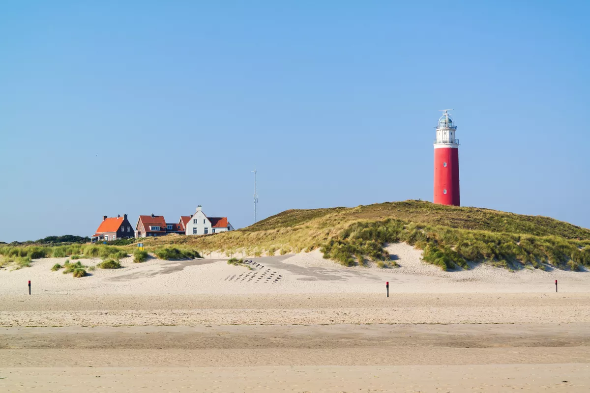 Strand und Leuchtturm De Cocksdorp - ©TasfotoNL - stock.adobe.com