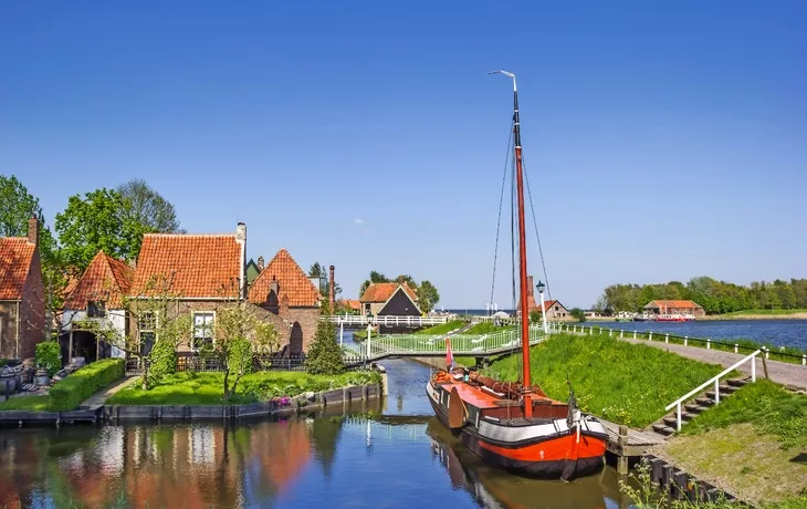 Segelschiff in einem Kanal in Enkhuizen - © venemama - Fotolia