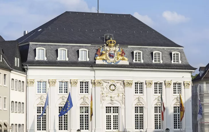 Altes Rathaus am Marktplatz, Bonn - © shutter_209703436