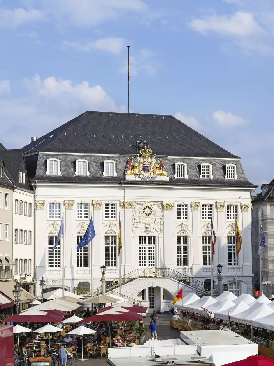 Altes Rathaus am Marktplatz, Bonn - © shutter_209703436