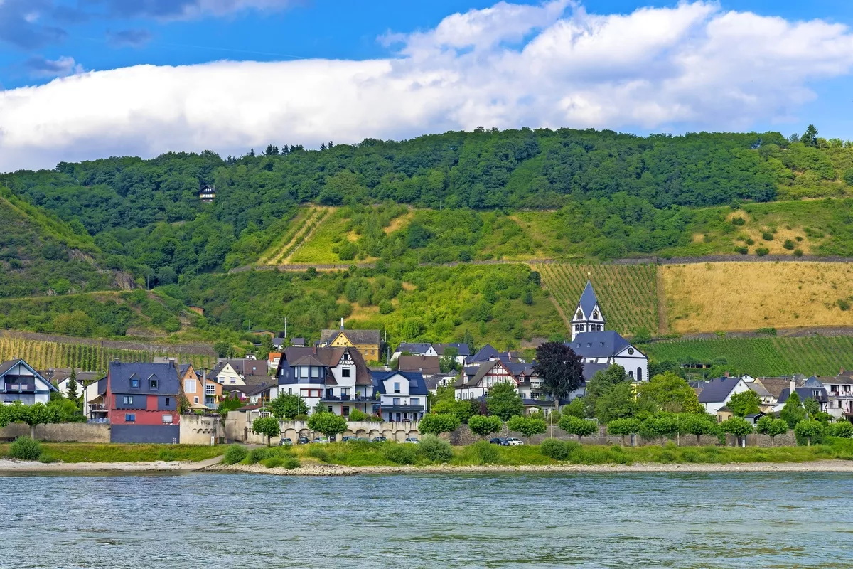 Strand und Küste des Rheins nahe Stadt Andernach Rheinland-Pfalz, Deutschland - © Peer Marlow - stock.adobe.com