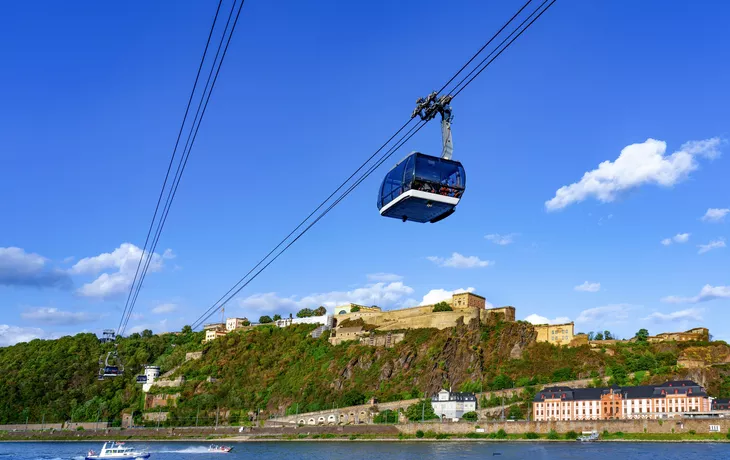 Koblenz mit Seilbahn und Festung Ehrenbreitstein am Rhein - © Comofoto - stock.adobe.com