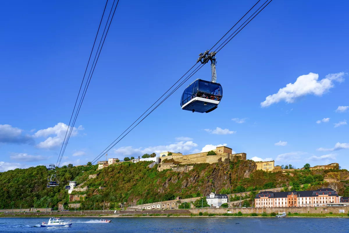 Koblenz mit Seilbahn und Festung Ehrenbreitstein am Rhein - © Comofoto - stock.adobe.com