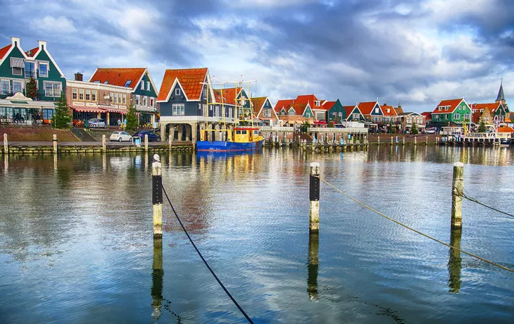 Yachthafen und Uferpromenade von Volendam - © cascoly2 - stock.adobe.com