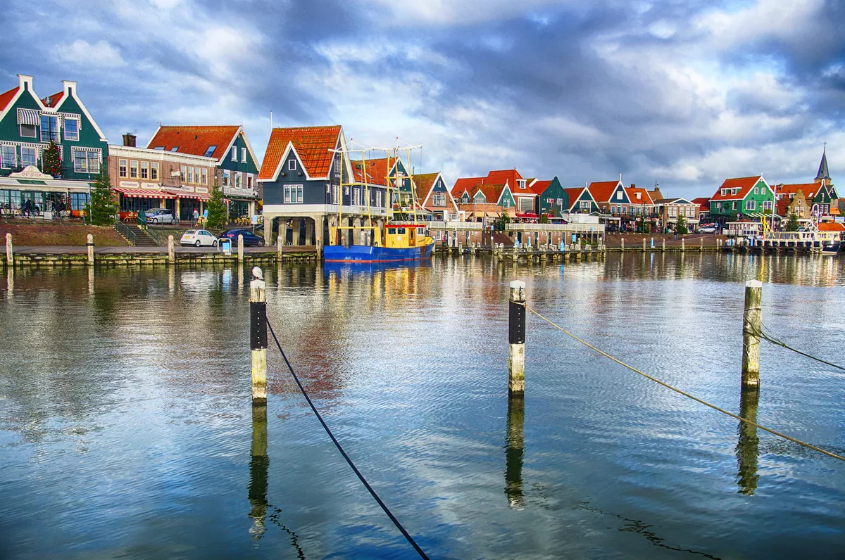 Yachthafen und Uferpromenade von Volendam - © cascoly2 - stock.adobe.com