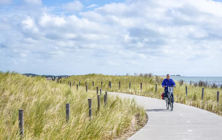 Velofahrer in den Dünen