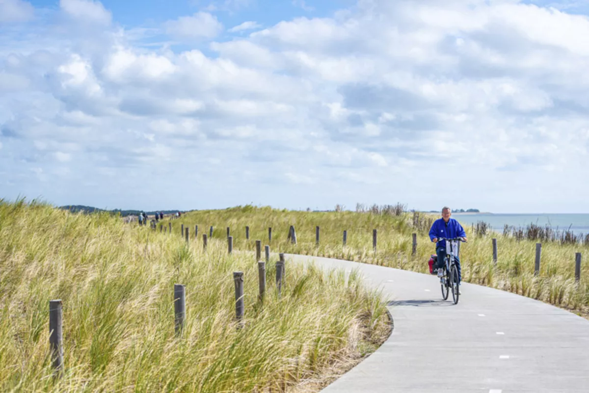 Velofahrer in den Dünen