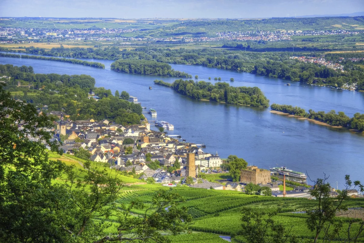 Blick vom Niederwald-Denkmal, Rüdesheim - © shutterstock_131592791