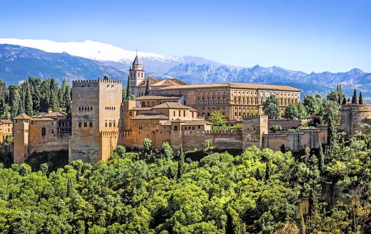 Alhambra von Granada vor der Sierra Nevada - © Ievgen Skrypko - stock.adobe.com