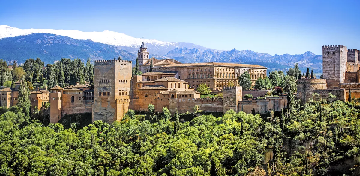 Alhambra von Granada vor der Sierra Nevada - © Ievgen Skrypko - stock.adobe.com