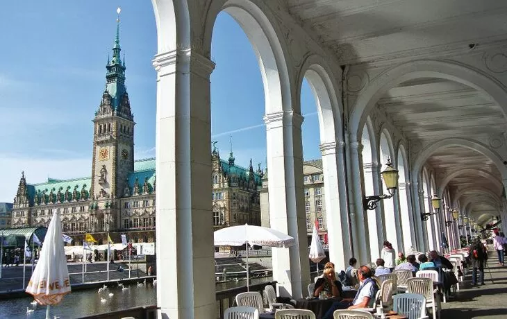 Alsterarkaden mit Blick auf Hamburger Rathaus