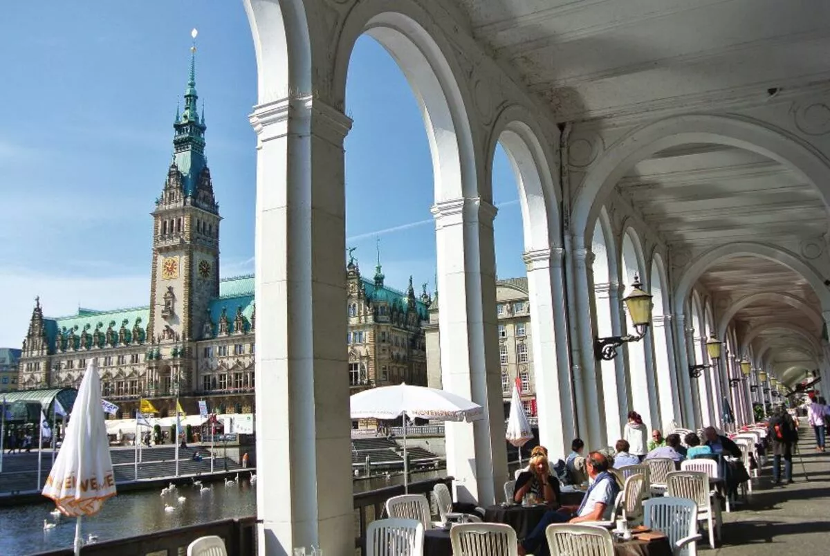 Alsterarkaden mit Blick auf Hamburger Rathaus