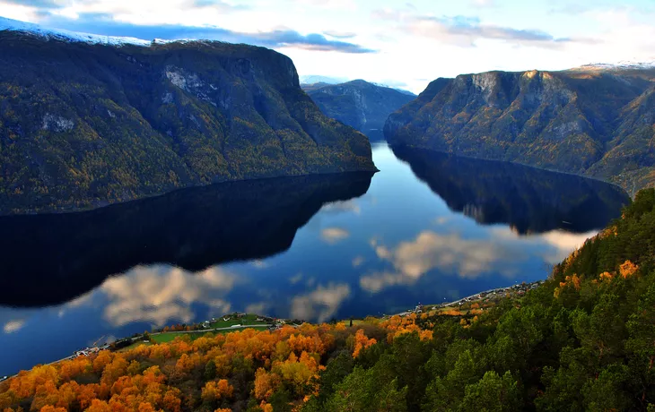 Panorama mit Blick nach Aurland, Aurlandfjord und Sognefjord von Stegastein in Norwegen - © Andy Evans Photos - stock.adobe.com